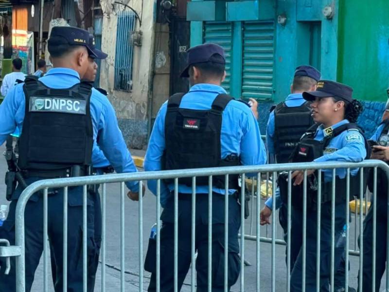 Elementos de la Policía Nacional brindan seguridad en las afueras del estadio Nacional.