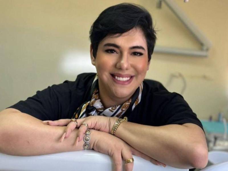 El influencer y crítico de moda hondureña, Antonio Sandrez, lanzó recientemente fuertes críticas contra los políticos del partido Libertad y Refundación (Libre), asegurando que carecen de glamour y estilo en su accionar político.