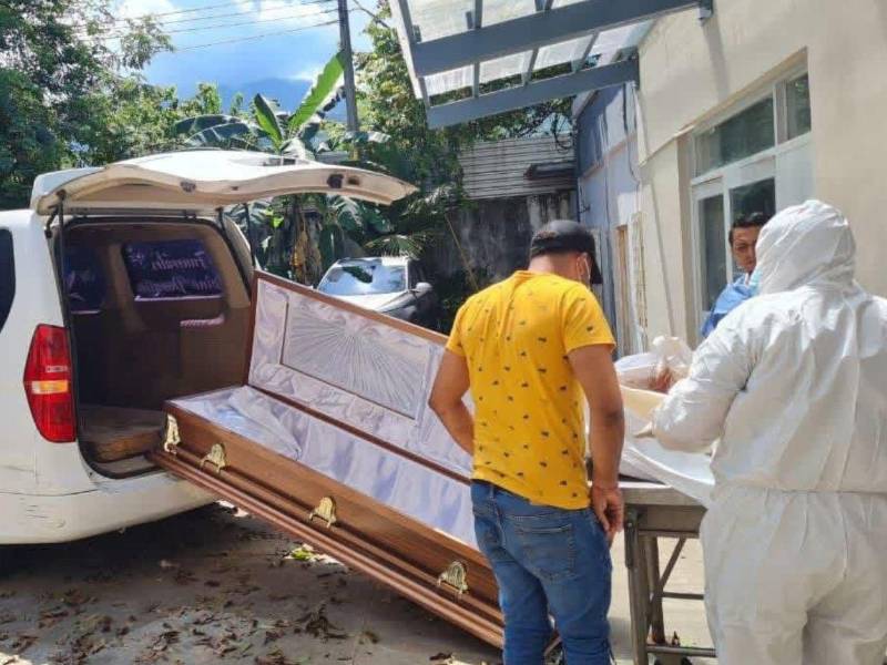 Familiares retiran los cuerpos de las víctimas del accidente en la morgue de San Pedro Sula.