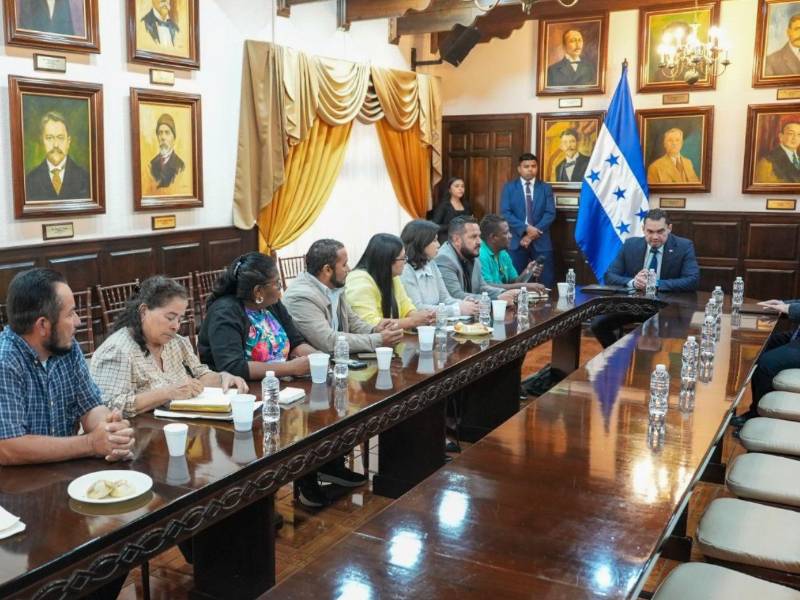 Representantes de los afectados por Koriun sostienen encuentro con el presidente del Congreso Nacional, Tomás Zambrano.
