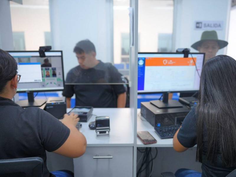 Viajeros realizan trámites migratorios tras ingreso a territorio hondureño.