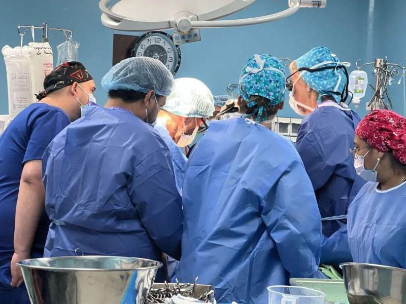 Médicos de España y el hospital Mario Rivas durante una cirugía.