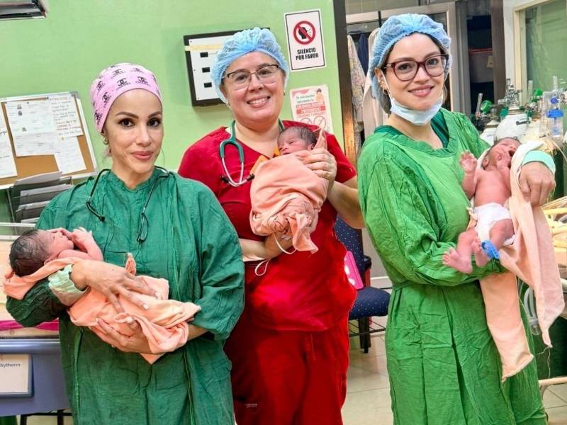 Personal médico del hospital Mario Rivas carga a los trillizos que nacieron este miércoles 15 de abril.