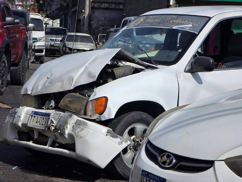 El 'rapidito' quedó volcado y el taxi resultó visiblemente dañado.