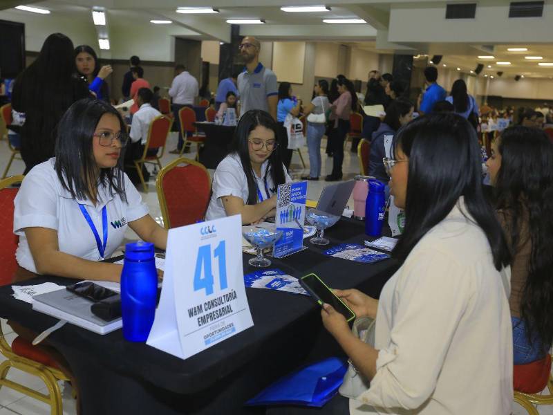Dos jóvenes son entrevistadas durante la primera feria de empleo organizada por la CCIC en 2026.