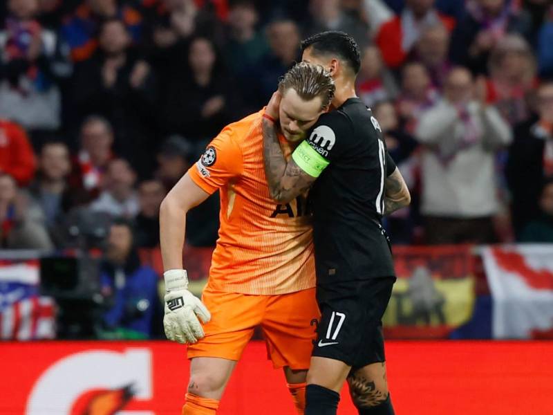 El portero recibió respaldo de sus compañeros del Tottenham.