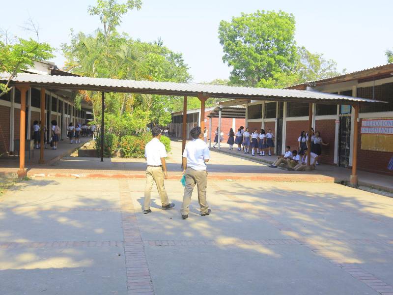 Estudiantes caminan por el instituto José Trinidad Reyes durante su tiempo de recreo.