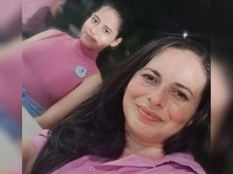 Andrea Jazmín Arévalo Acosta junto a su madre Yolani Acosta.
