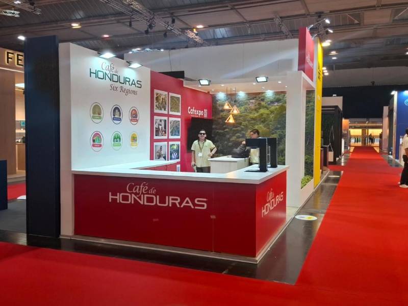 Stand oficial de Café de Honduras antes de su apertura al público. Un espacio moderno y funcional diseñado para recibir a compradores internacionales, prensa y entusiastas del café de especialidad durante las jornadas de exposición.