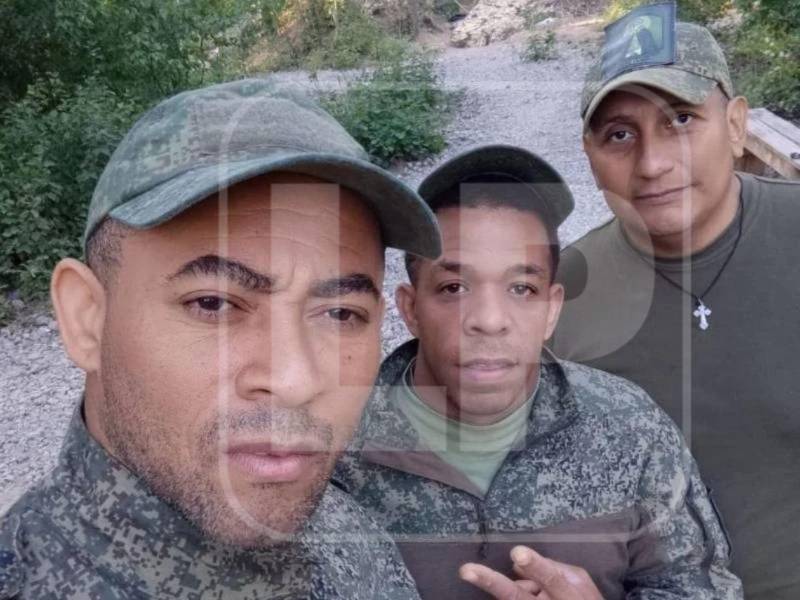 Mario Roberto López (derecha) en el campo de adiestramiento junto a dos compañeros de armas de República Dominicana, quienes también habrían sido engañados por los rusos.