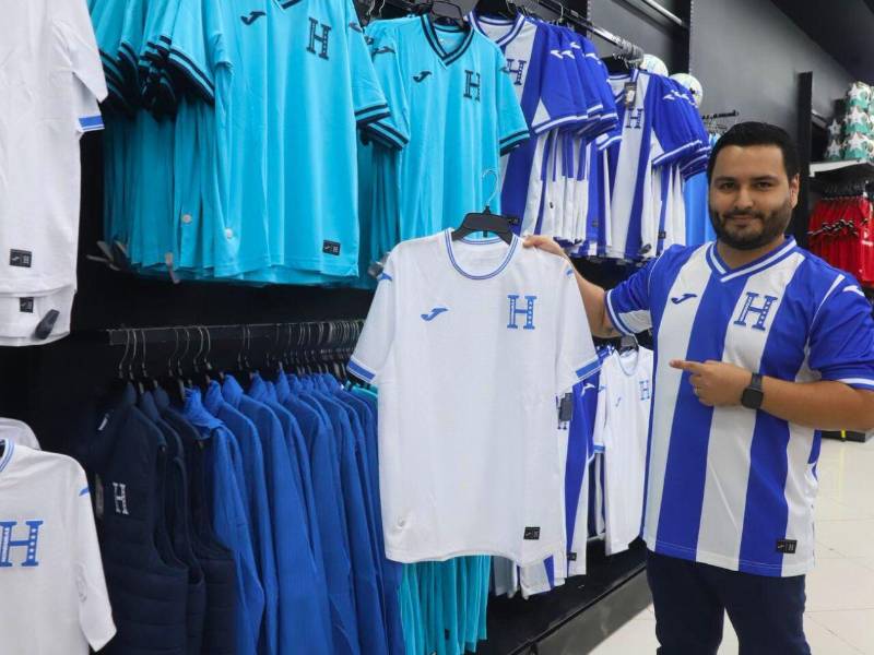 Carlos Murillo, representante de Mercadeo de Diunsa, invita a los aficionados a vestir las camisetas oficiales de la Selección Nacional, disponibles en Diunsa y Sportia a nivel nacional.