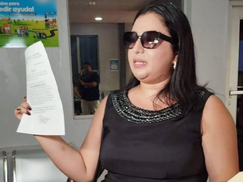 La docente Karla Mejía denunció públicamente al secretario de la Dirección Departamental de Educación de Cortés, Nedy Evelmis Pineda Pinto, a quien señaló por supuesto acoso sexual, hostigamiento laboral y abuso de autoridad.