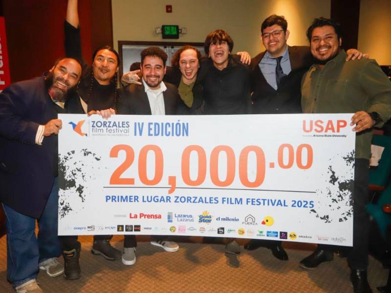 El elenco del cortometraje “Adicto” celebrando el triunfo con su cheque de 20 mil lempiras.