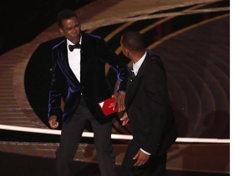 En el 2022, Chris Rock fue el presentador, y aunque lo hizo bien, se habló más de la abofeteada que le dio Will Smith por una broma sobre su esposa.