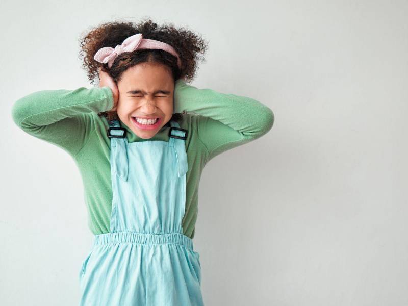 Las discapacidades no visibles pueden resultar difíciles de comprender para quienes desconocen sus efectos, lo que expone a niños y adolescentes a incomprensión, estrés y discriminación en espacios públicos y privados.