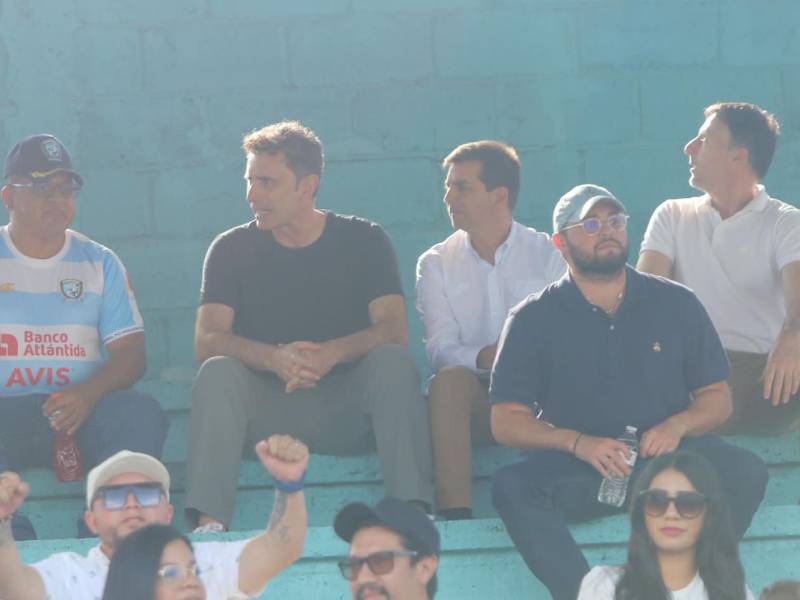 El técnico español José Molina junto a su asistente técnico y Francis Hernández llegaron al estadio para presenciar el duelo Génesis PN vs Olimpia.