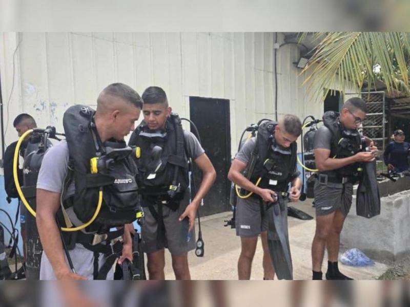 Este jueves arrancó en Roatán la extracción de las evidencias del avión de Lanhsa siniestrado el 17 de marzo de 2025, con buzos especializados contratados por la firma de abogados que lleva el caso de la demanda de los familiares de las vctimas..