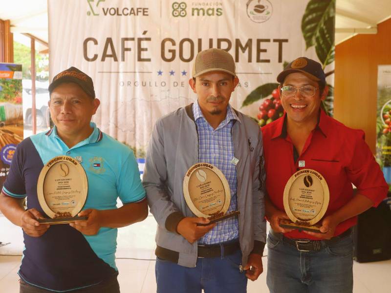 Los ganadores del evento Café Gourmet 2026: César Neptalí Vásquez (tercer lugar), Alex Omar Vásquez (segundo lugar) y Rudy Manuel Rodríguez (primer lugar).