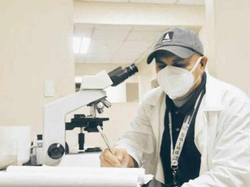 Con solo el 20% de visión en su ojo derecho a causa de una grave artritis reumatoide, el pintor y laboratorista hondureño Rubén Flores libra una dura batalla médica para no perder la vista.