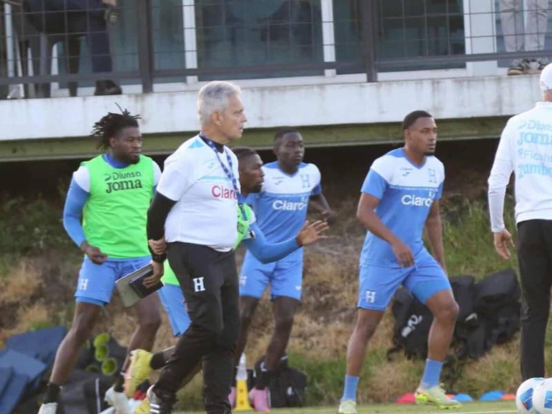 Reinaldo Rueda supervisó el entrenamiento de la selección de Honduras realizado la tarde de este viernes.