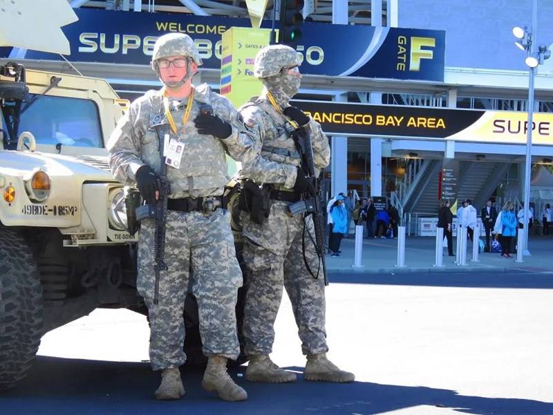 Fotografía de archivo de militares que custodian en un estadio en Estados Unidos.