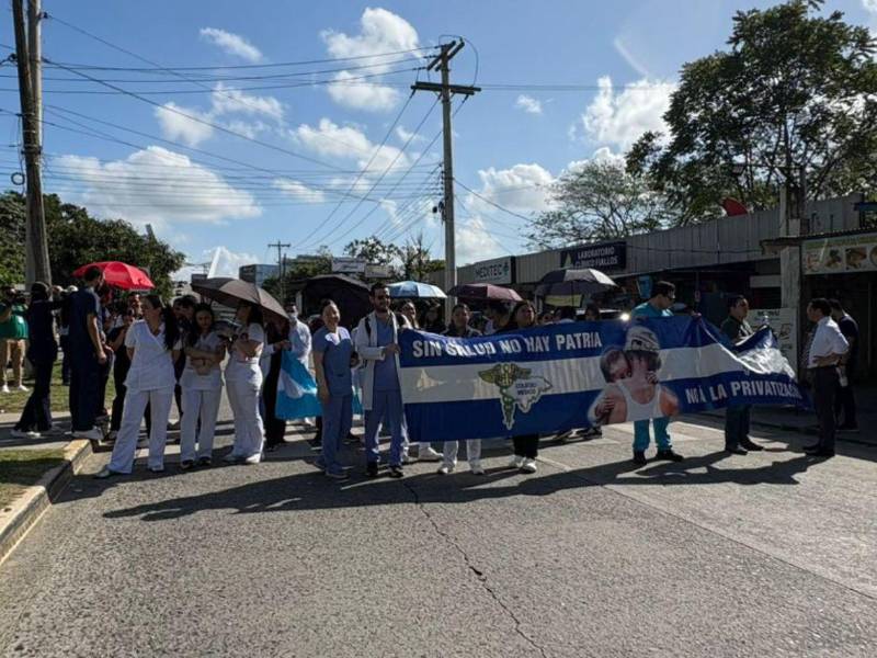 Médicos se tomaron el bulevar frente al hospital la mañana del martes 14 de abril.
