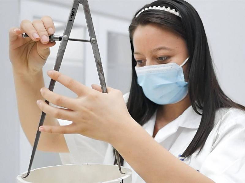 Personal técnico del Laboratorio de Calidad de PIPSA realiza las pruebas de desempeño de la tubería para garantizar su calidad, basados en la Norma ASTM D2241.