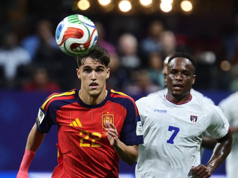 Pau Cubarsi de España disputa el balón con Jovane Cabral de Cabo Verde.