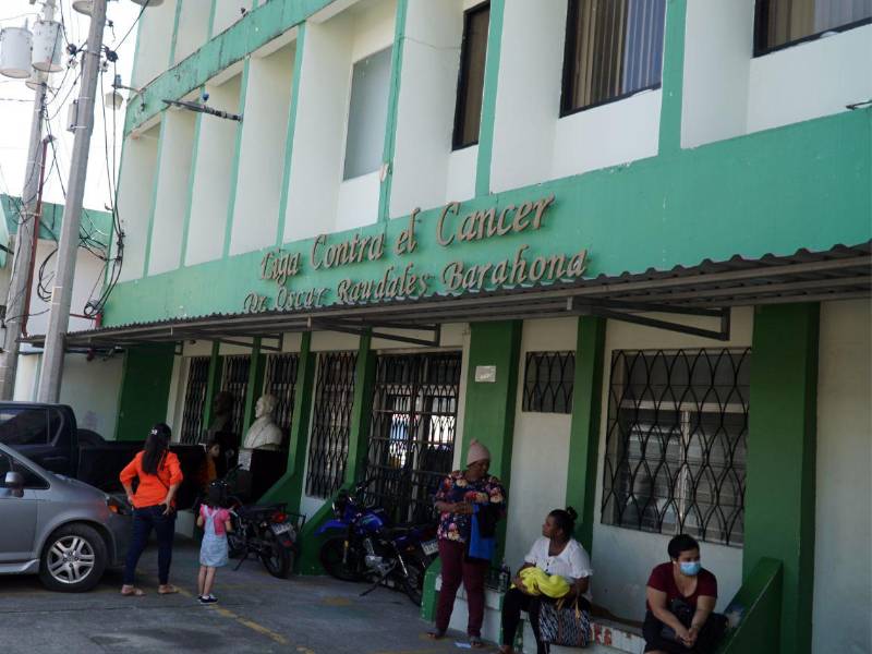 Pacientes esperan en la entrada de la Liga Contra el Cáncer en una fotografía de archivo.