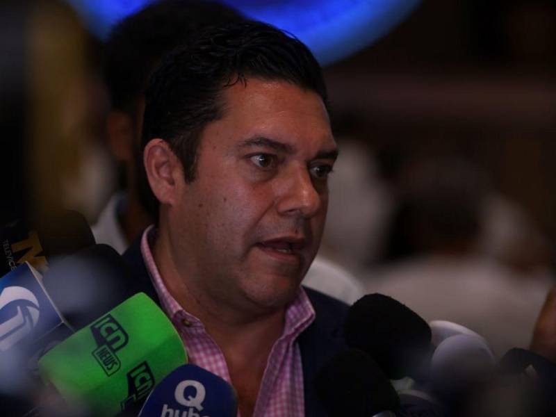 Juan Diego durante entrega de reconocimientos de la plataforma Defensores de Honduras por la Democracia.