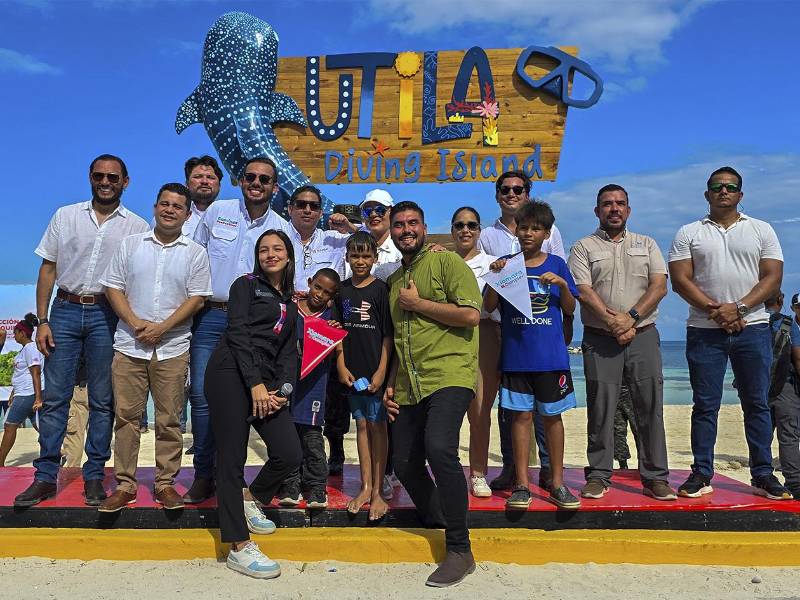 La presidenta Castro fue acompañada por autoridades del IHT, los viceministros Luis Chévez y Reizel Vilorio, el ministro de la Secretaría de Infraestructura y Transporte, Octavio Pineda; el gobernador de Islas de la Bahía, Hugo Soler; y el alcalde Alexander Ebanks.