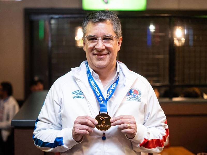 Rafael Villeda obtuvo su medalla de campeón del Torneo Apertura 2025-2026.