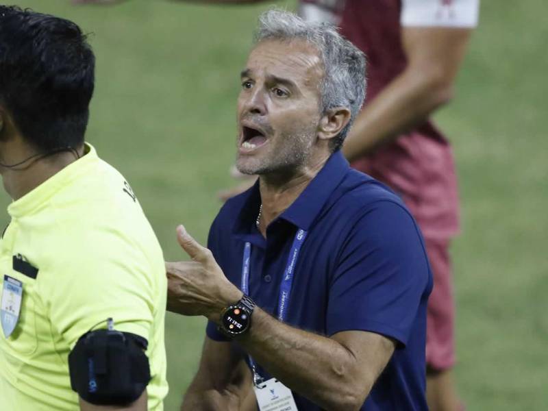 Pablo Lavallén reclamando a los árbitros tras una polémica acción ante Motagua.