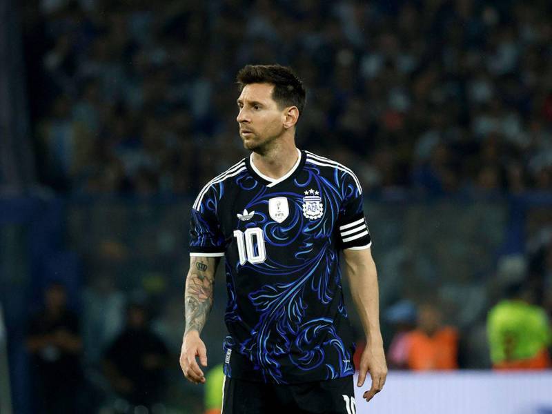 La selección argentina y Lionel Messi enfrentan una demanda tras presunto incumplimiento en amistosos internacionales.
