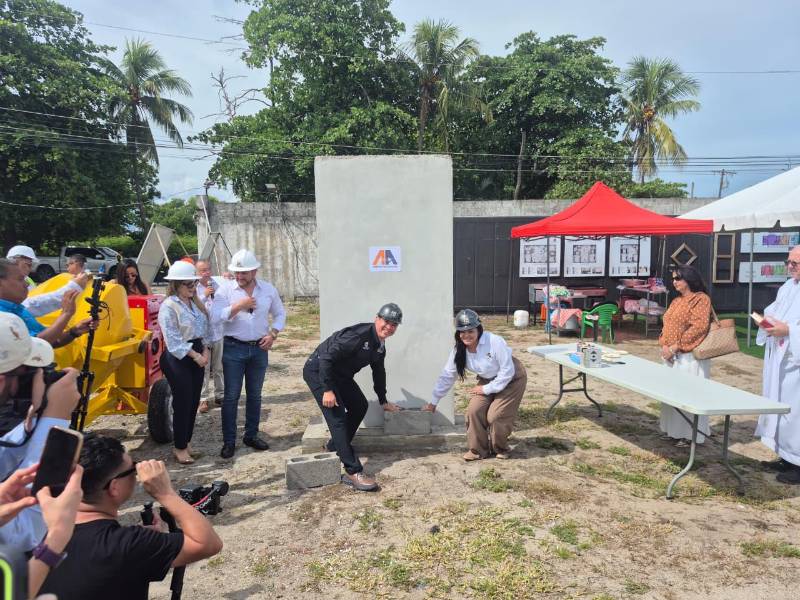 Ejecutivos de Torres Ixora, autoridades locales e invitados colocaron la primera piedra, dando por iniciados los trabajos de las primeras dos torres en La Ceiba.
