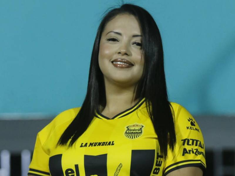 Bella aficionada del Real España ya instalada en el estadio Morazán.