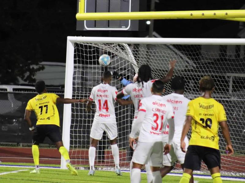 Andrés Salazar no pudo evitar el gol de Danilo Palacios.