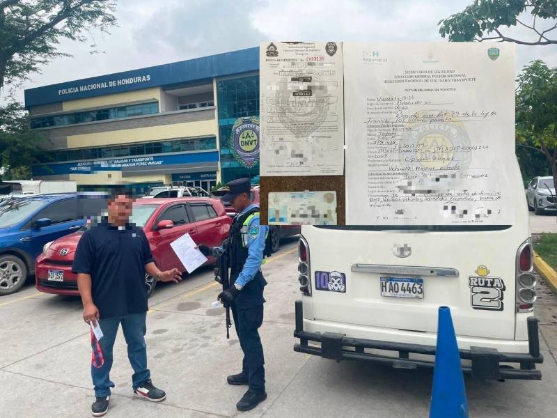 La DNVT decomisó más de 10 unidades del transporte público en San Pedro Sula tras denuncias ciudadanas por imprudencias viales, como circular en contravía e irrespetar los semáforos.