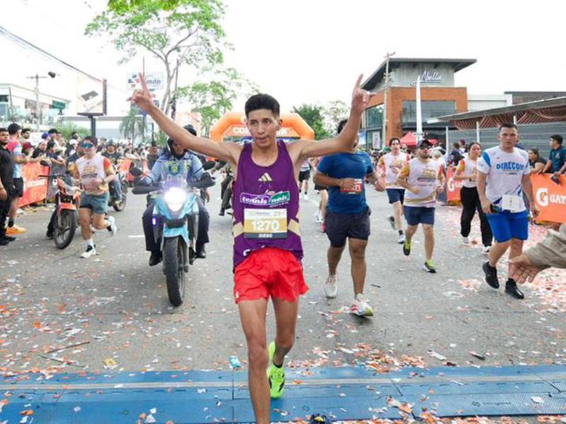 El guatemalteco Diego Tumax celebra su victoria tras conquistar los 21 kilómetros de la edición 50 de la Maratón LA PRENSA-Gatorade en San Pedro Sula.