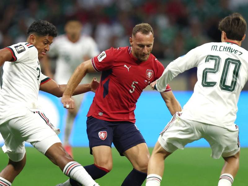 Vladimir Coufal de Chequia disputa el balón con los mexicanos Luis Romo y Mateo Chávez.