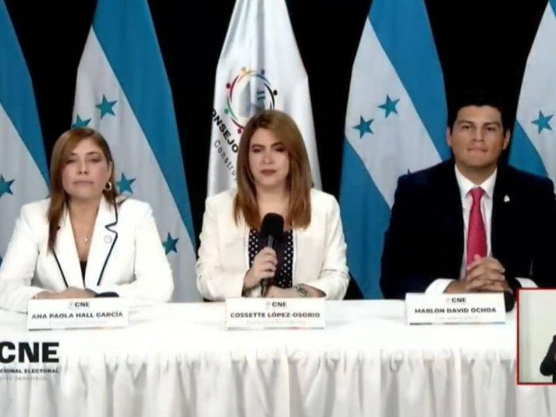 Ana Paola Hall (izq), representante del Partido Liberal en el CNE, será la presidenta del CNE durante las elecciones generales 2025.