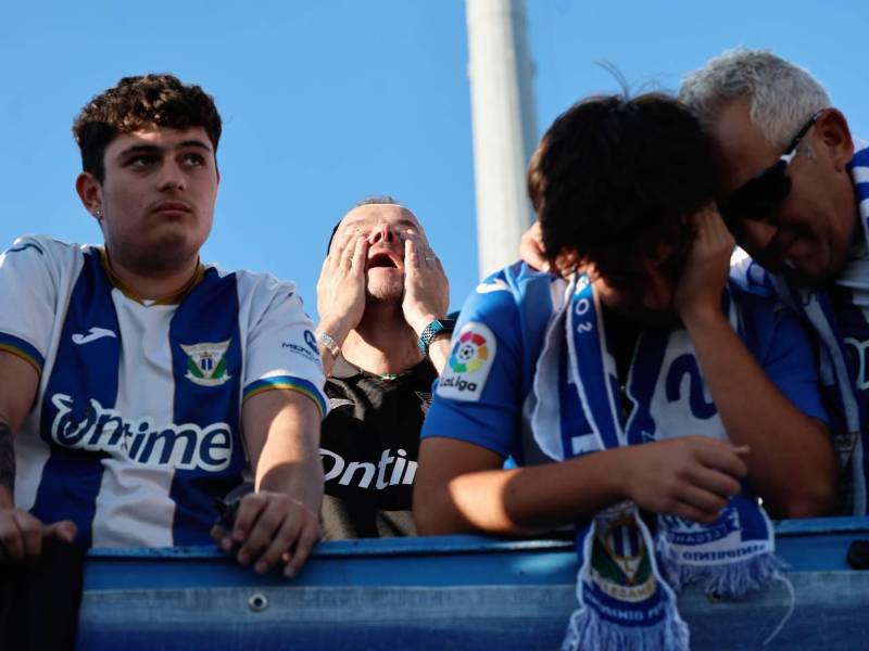 Lágrimas en los aficionados del Leganés tras el descenso de su equipo.