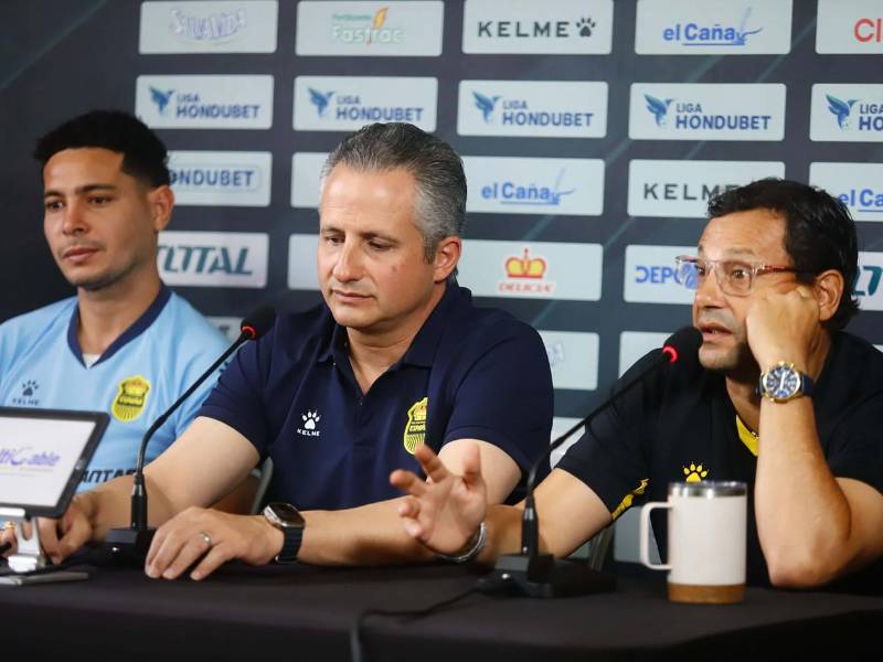 Jeaustin Campos estuvo acompañado en la conferencia de prensa por Elías Burbara, presidente del Real España, y el capitán del equipo Jhow Benavídez.