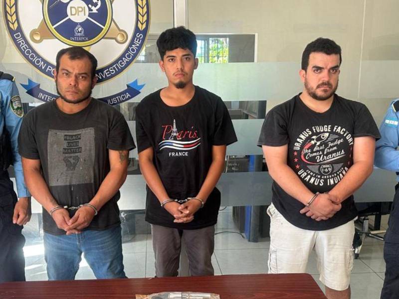 Los detenidos son ​Francisco Antonio Pacheco Ortiz (39), ​Cristian Yoel López Guerra (21) y ​Óscar Edgardo Reyes (32).
