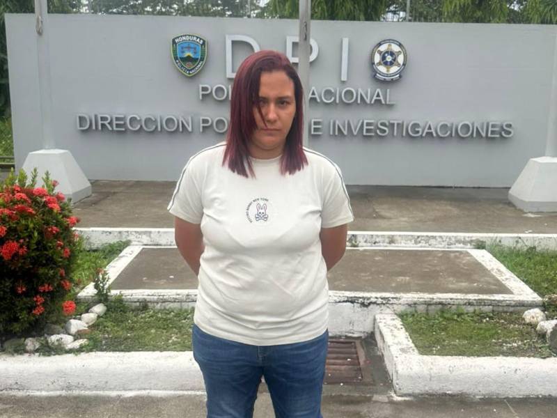 Momentos de la captura de la implicada en estafar con comprobantes falsos en San Pedro Sula.