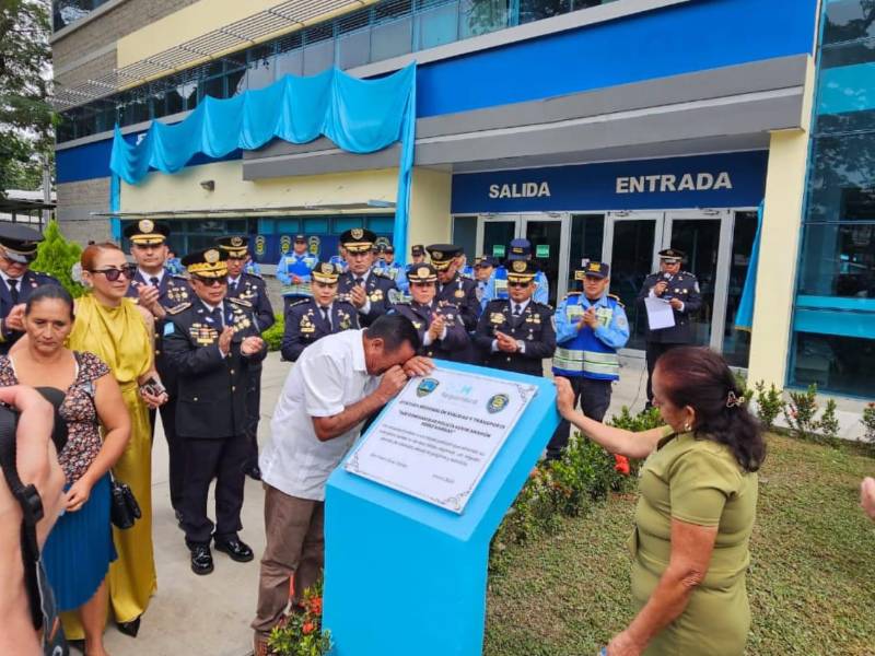 Los padres del inspector Kevin Pérez rompieron en llanto al ver el reconocimiento a la labor y don de servicio de su hijo.