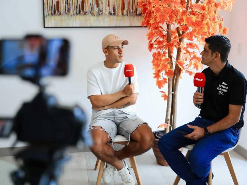 Alejandro Reyes durante la entrevista con el periodista Carlos Castellanos, Enviado Especial a Costa Rica.