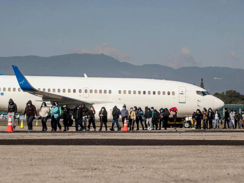 Muchas personas buscan emigrar para garantizar ingresos suficientes y oportunidades laborales que no encuentran en sus países de origen.