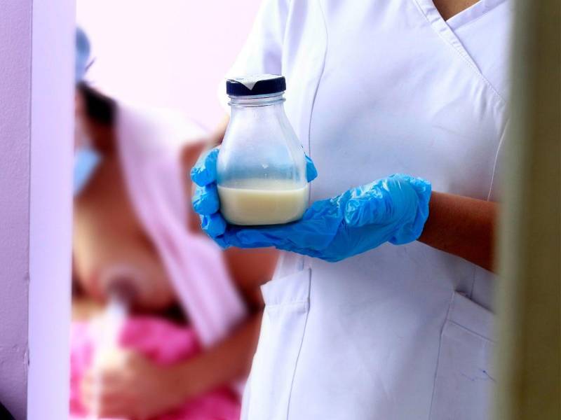 La leche materna es el alimento indispensable para los bebés. Por ello, se hace el llamado a todas las madres que puedan donar y sumarse a este acto de amor.