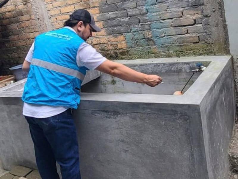 El uso de abate se sigue implementando para garantizar que el agua almacenada no sea infestada por larvas del zancudo.